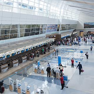 达拉斯-沃斯堡国际机场航站楼内的售票柜台，有四层楼高的天花板，自然光线充足
